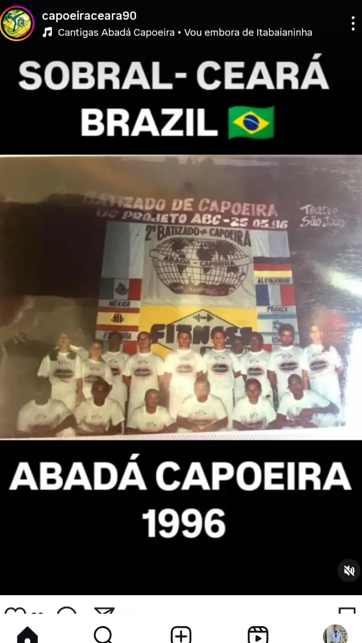 Foto antiga em preto e branco da equipe do Abadá-Capoeira em Sobral, 1996