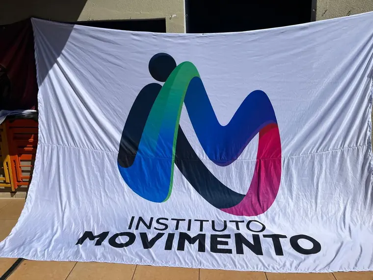 Grande bandeira branca com o logotipo do Instituto Movimento