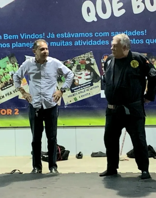 Mestre Dunga conversando de pé em estúdio com fundo preto