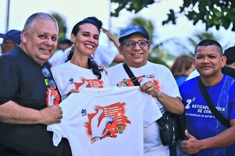 Mestres exibindo a camisa do IV Encontro dos Precursores