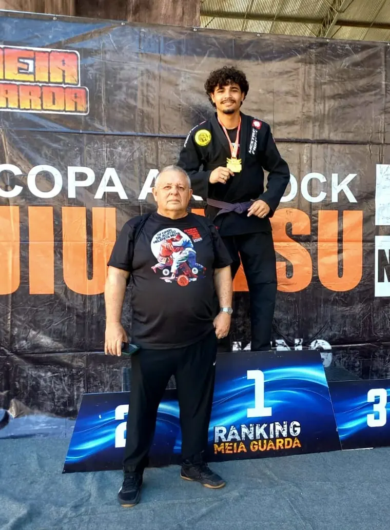 Aluno no topo do pódio da Copa Armlock com medalha de ouro