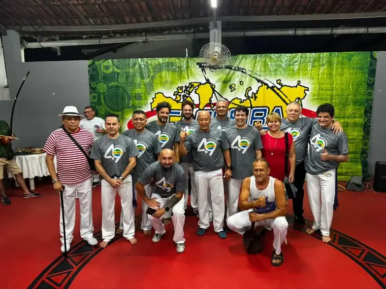Grupo de capoeiristas reunido na comemoração dos 49 anos do Mestre Dingo