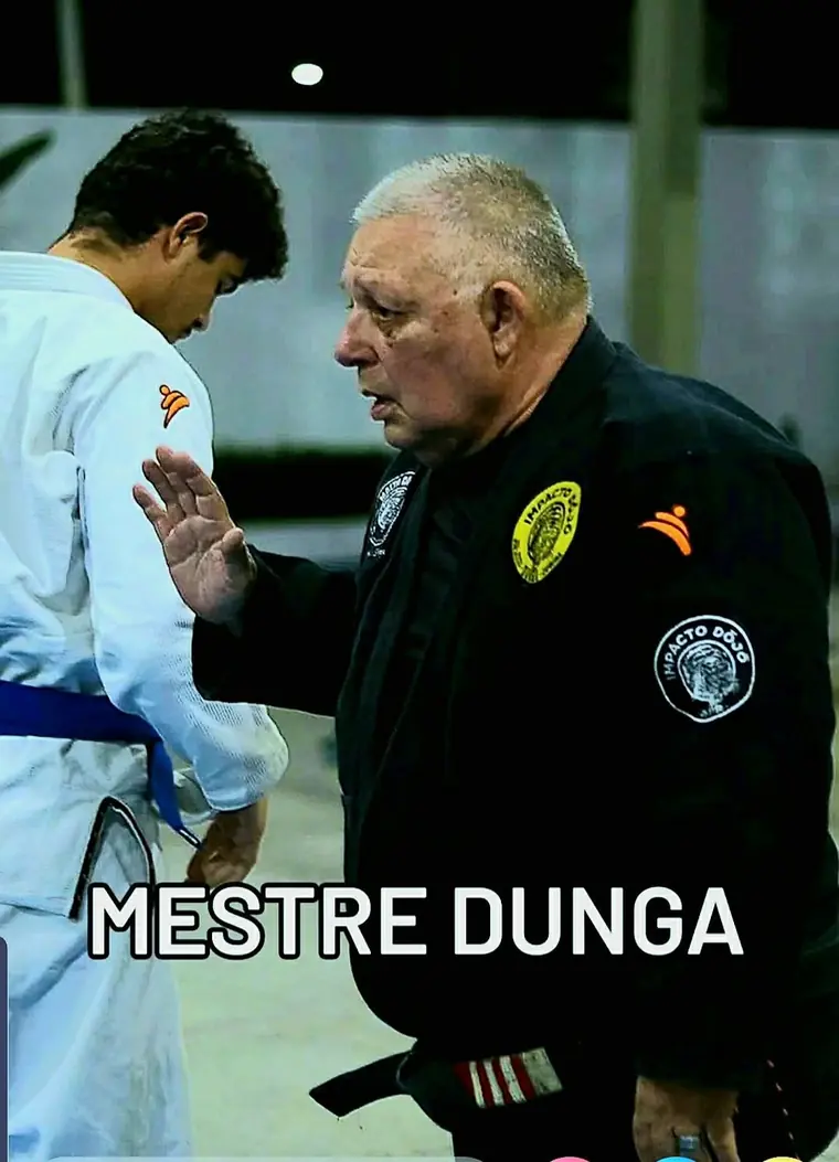 Mestre Dunga orientando aluno em curso de jiu-jitsu para capoeiristas