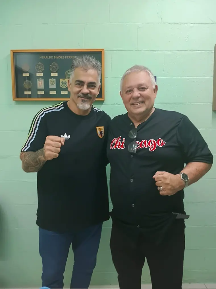 Mestre Dunga ao lado de um amigo em uma academia