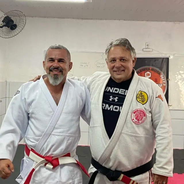 Mestre Dunga ao lado de um faixa vermelha de jiu-jitsu