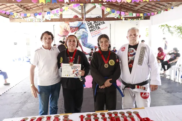 Mestre Dunga entregando certificado a uma aluna premiada