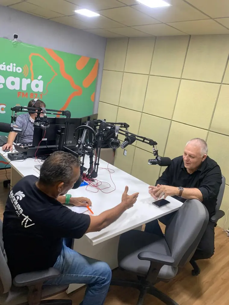 Mestre Dunga sendo entrevistado em estúdio de rádio