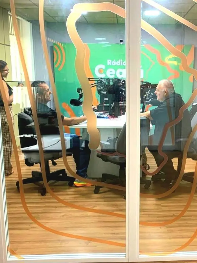 Estúdio de rádio e TV durante entrevista