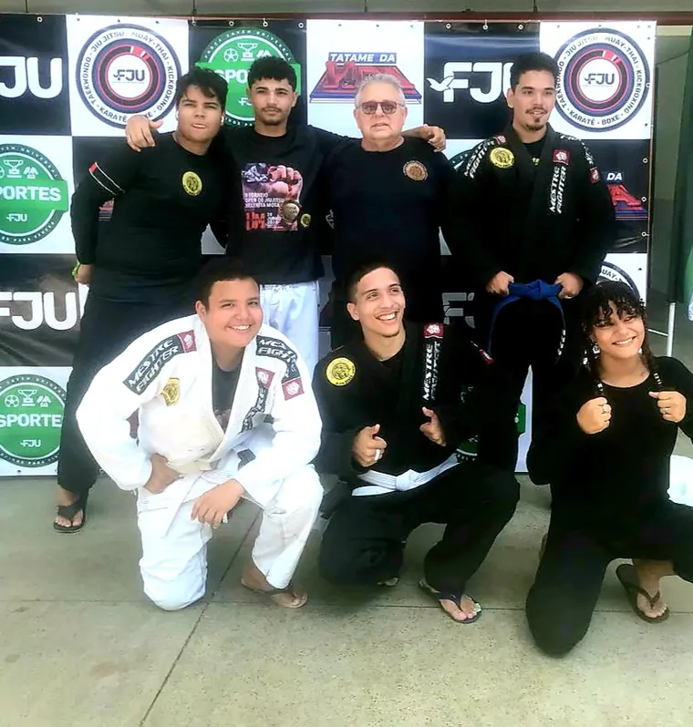 Grande grupo de atletas reunido com bandeiras da FJU