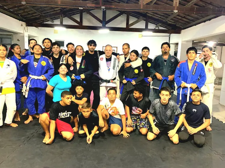 Grande grupo de atletas de jiu-jitsu reunidos para a foto