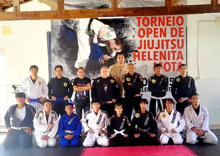 Equipe de atletas reunida no Torneio Open de Jiu-Jitsu Helenita Mota
