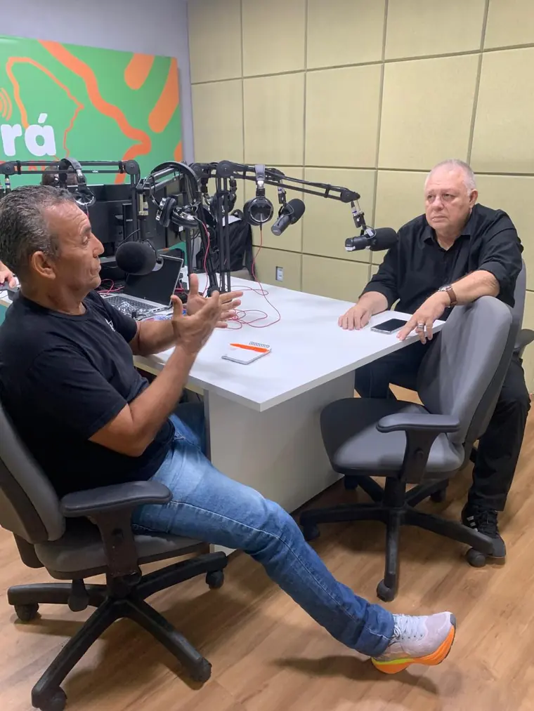 Estúdio de rádio com microfones durante entrevista ao vivo