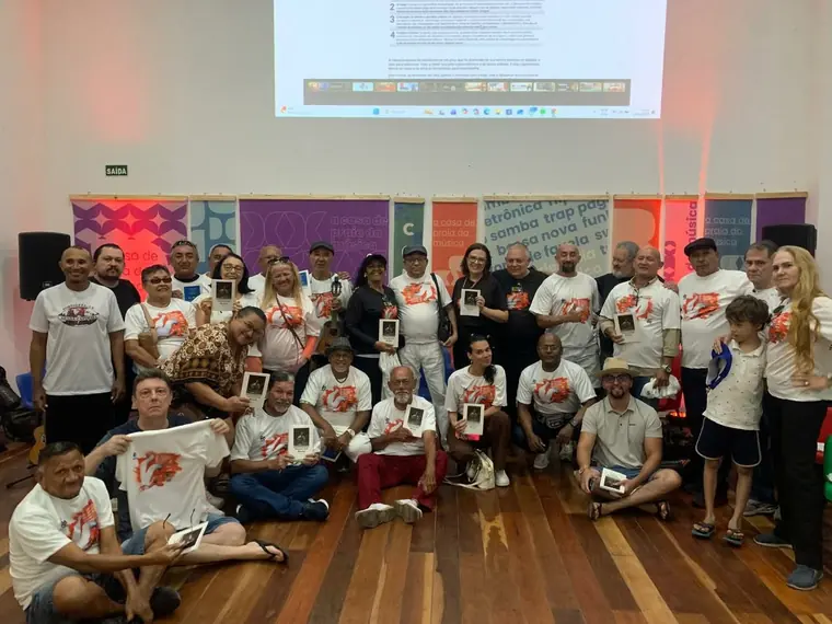 Público reunido no lançamento do livro do Mestre Pelado