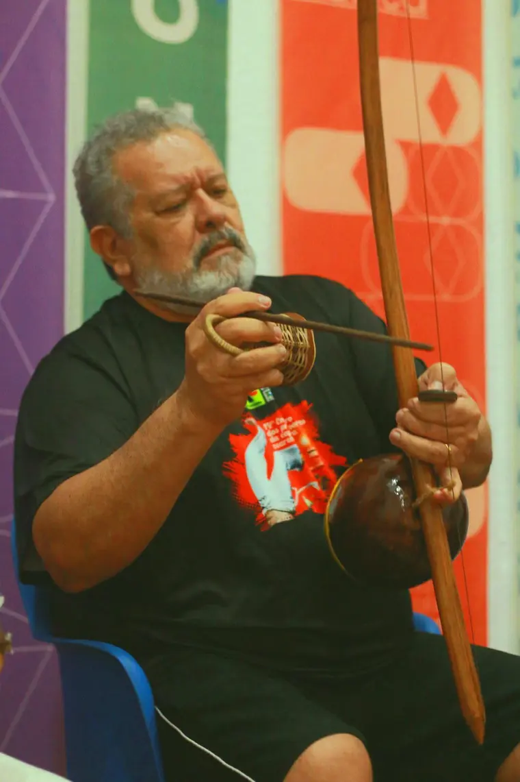 Mestre Jean tocando berimbau