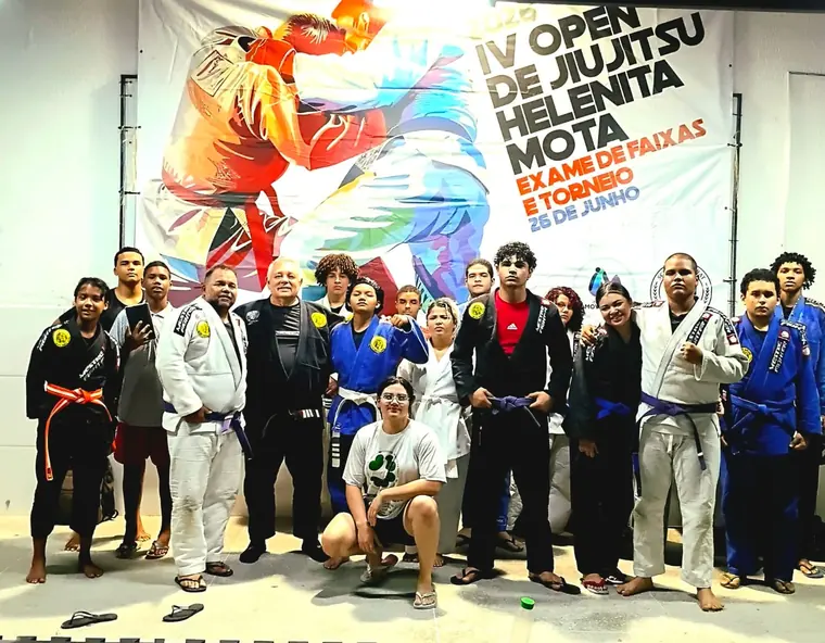Equipe reunida no Open de Jiu-Jitsu Helenita Mota