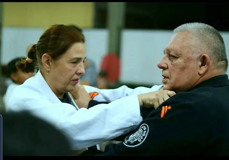 Professora Nodja treinando técnica com o Mestre Dunga