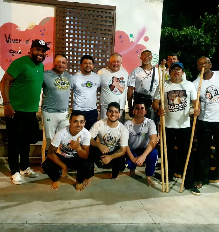 Grupo de capoeiristas com o Mestre Tucano Preto