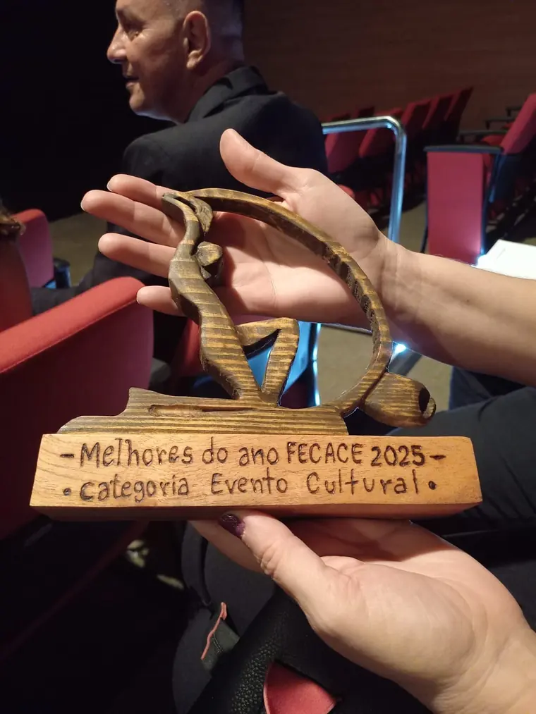Close do troféu de madeira Melhores do Ano FECACE 2025